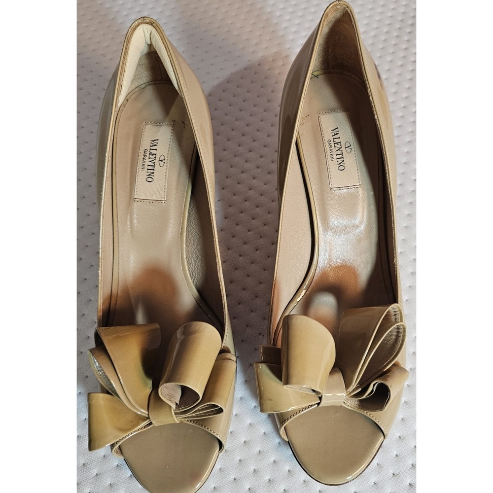 Valentino Garavani Wmns Patent Leather Bow Pumps Size 9.5 Eu 40 AS IS Scuff Fade